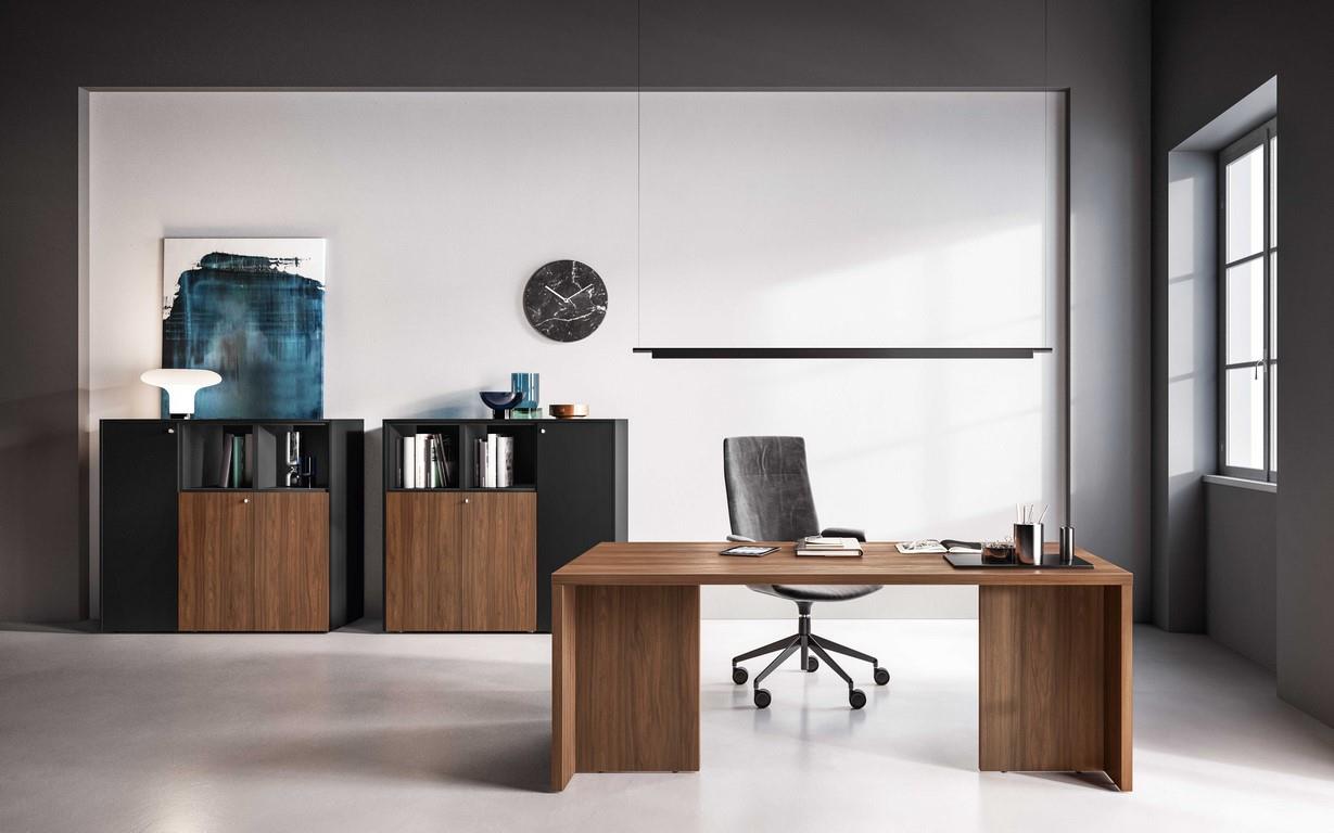 Scrivania con due gonne, in melaminico, piani spessore 38mm bordati in ABS.
Colori disponibili: Rovere Twist, Noce Boheme e Eucalipto. 
