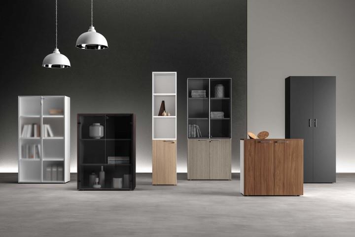 Armadio con spessore fianchi 18mm. 
Colori disponibili: Grigio.
Ante disponibili in Vetro Satinato. 