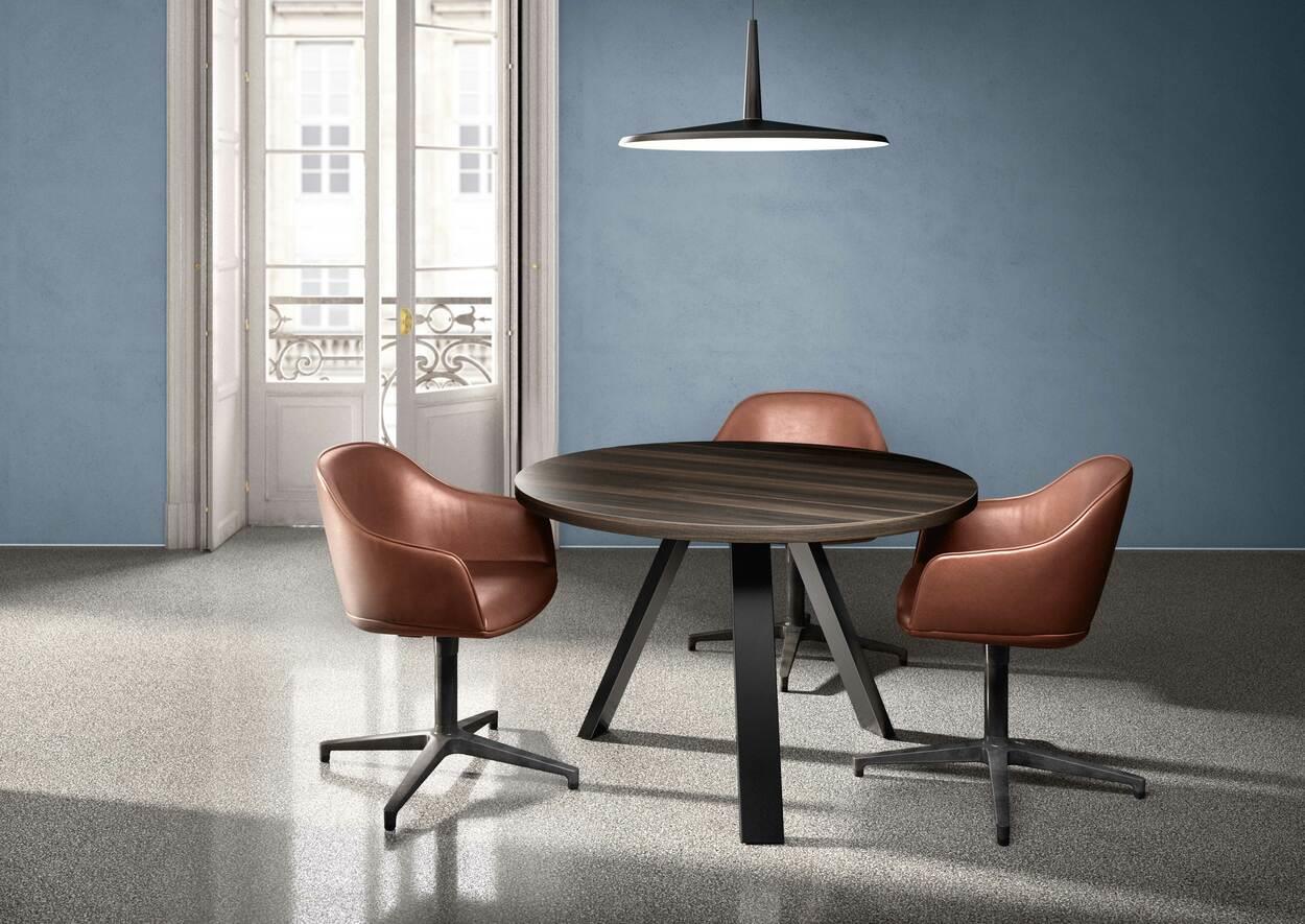 Tavolo riunioni tondo color Eucalipto con gambe disponibili in NERO o BIANCO, con piano il nobilitato melaminico.
