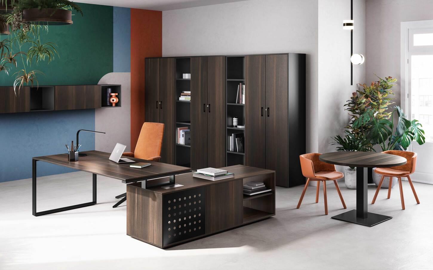 A sx: Scrivania in appoggio destra o sinistra, colore Eucalipto, in melaminico, piani spessore 18mm bordati in ABS, con gambe ad anello disponibili in bianco, alluminio e nero. 

A dx: Tavolo riunioni tondo in melaminico,colore Eucalipto, con gamba in metallo nero o bianco, piani spessore 38mm bordati in ABS.