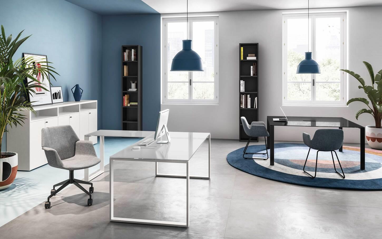 Scrivania in melaminico, colore Bianco, piani spessore 18mm bordati in ABS, con gambe ad anello disponibili in bianco, alluminio e nero.
