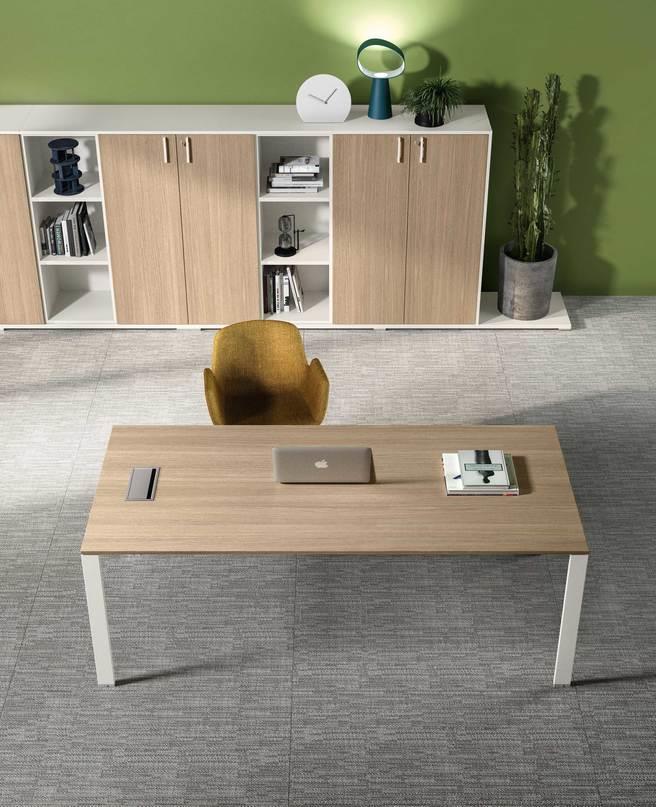 Tavolo riunioni in melaminico, colore Rovere Twist, piani spessore 18mm bordati in ABS, con gambe a U, disponibili in bianco, alluminio e nero. 