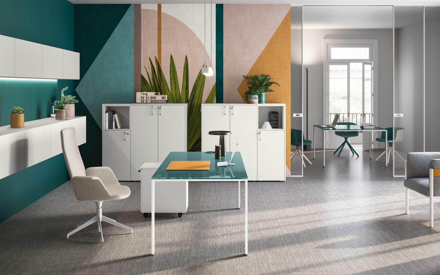 Tavolo riunioni con piano in vetro e gambe a U, disponibili in bianco, alluminio e nero. 
Colori disponibili per il piano in vetro: Moka, Nero Elegante e Blu Vivo. 
Su richiesta disponibili altri colori per il piano in vetro. 