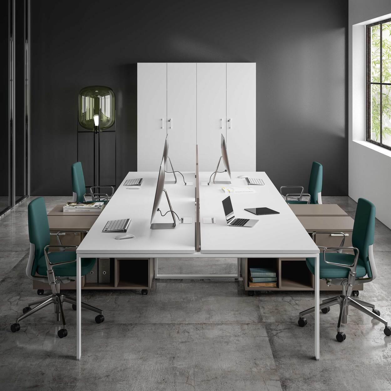 Tavolo riunioni, piano spessore 25mm bordato in ABS, con gambe a U in bianco. 