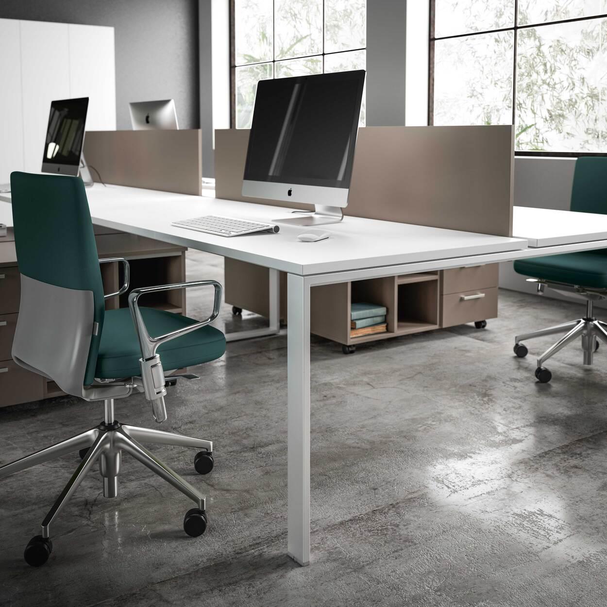 Tavolo riunioni, piano spessore 25mm bordato in ABS, con gambe a U in bianco. 