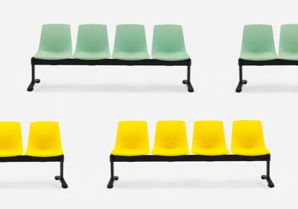 Panca a 4 posti con scocca in plastica Verde e Gialla, trave in metallo verniciato nero con gambe cromate o verniciate nere. 