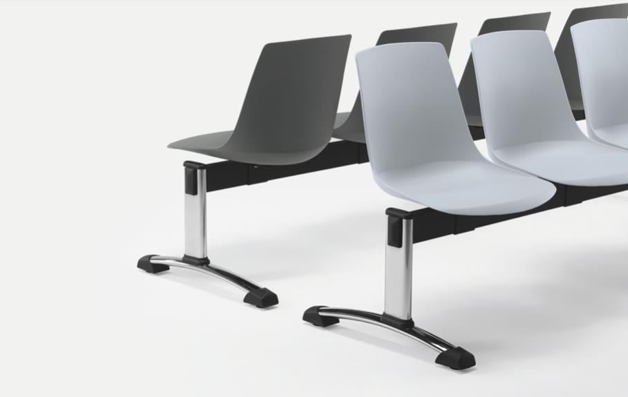 Panca a 4 posti con scocca in plastica Nera e Grigio Perla, trave in metallo verniciato nero con gambe cromate o verniciate nere. 